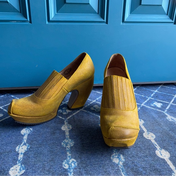 John Fluevog Prepares Hi Yellow Heeled Shoes - Picture 1 of 4